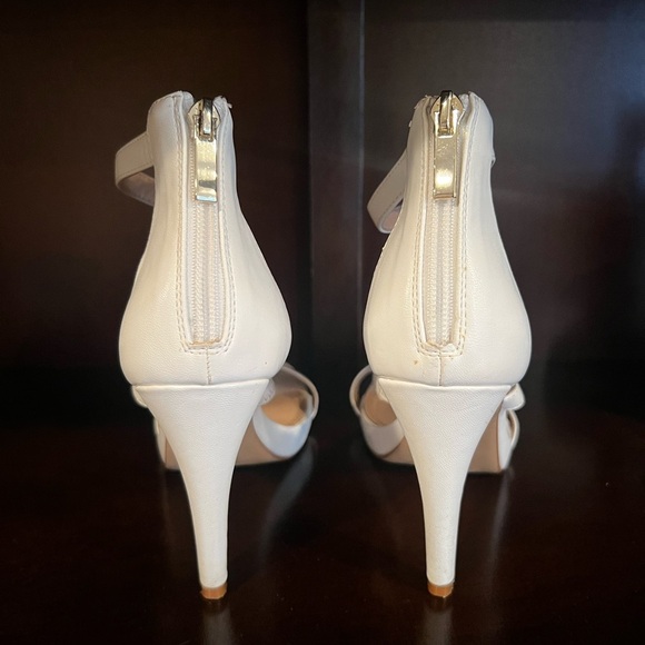 COURTNEE women white ankle strap heels/size 8M - Picture 3 of 9